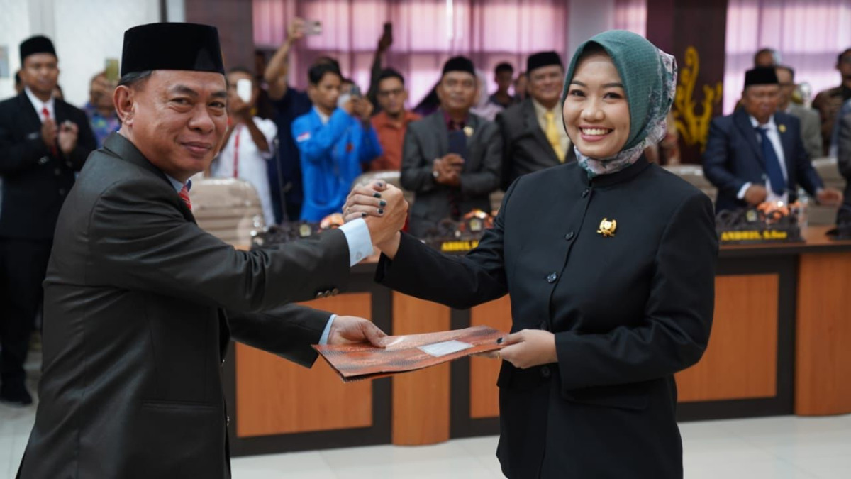 Diah Tri Purwantini Dilantik Jadi Anggota DPRD Kota Palu, Jabat Anggota Komisi B. (Bulletin/Foto: Jufri Hamdja)