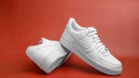 Membersihkan Sepatu Putih