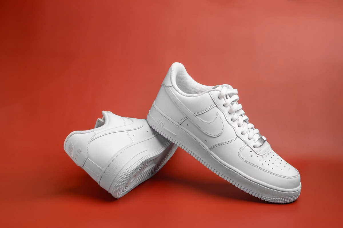 Membersihkan Sepatu Putih