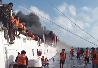 Kapal Mutiara Sentosa 2 Terbakar