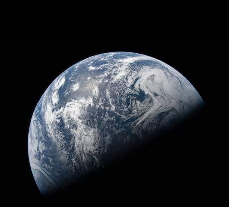 roket SpaceX hantam Bulan sampah antariksa