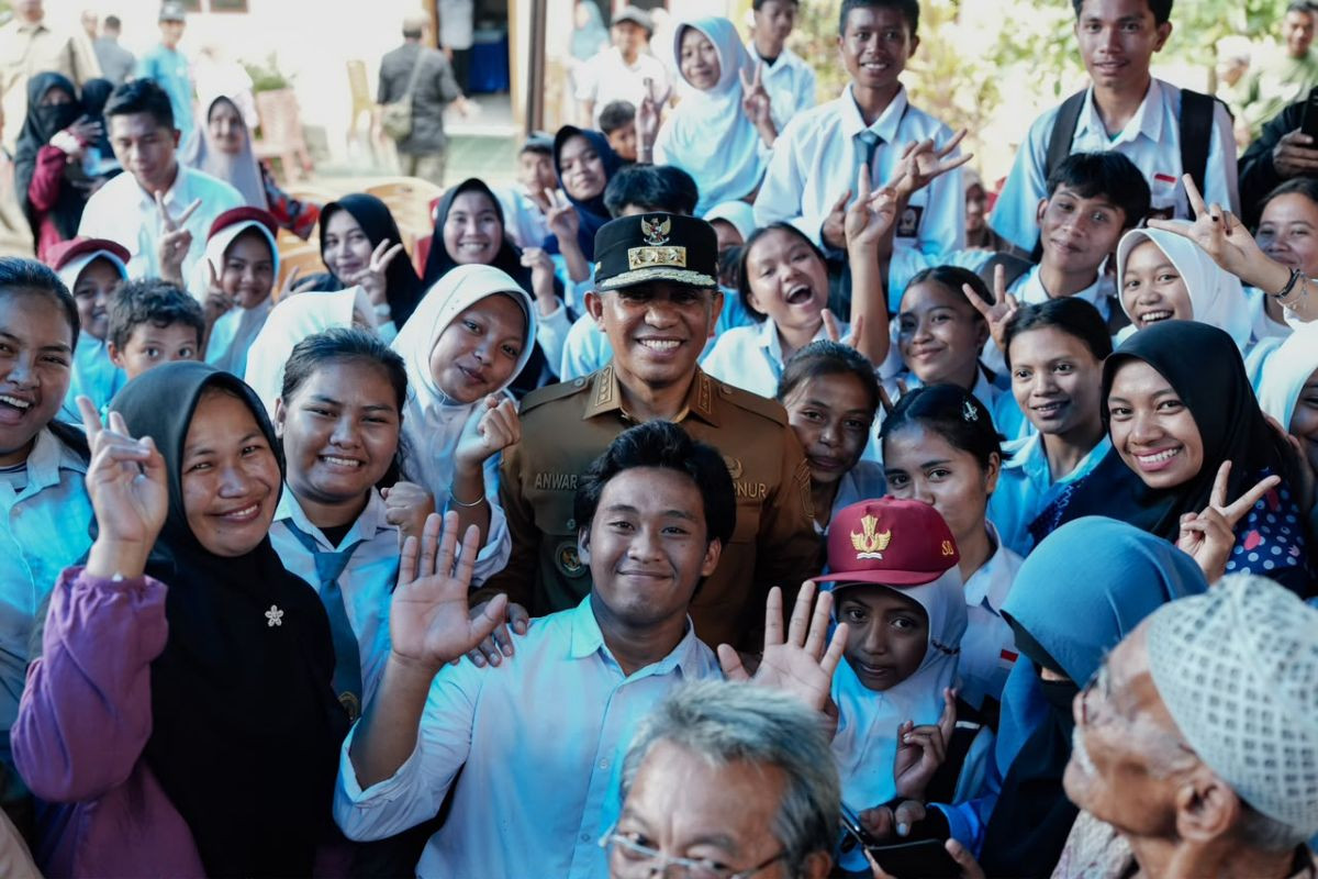Gubernur Anwar Hafid