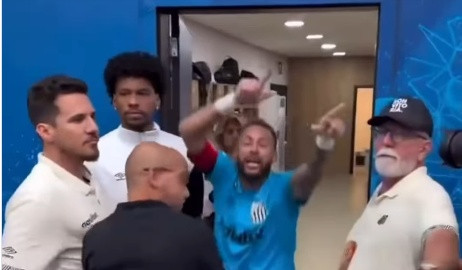 Neymar Ejek Suporter Lawan