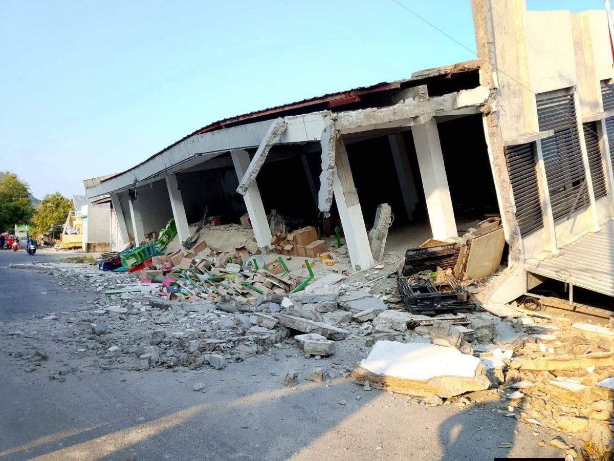 Basarnas Sisir Reruntuhan