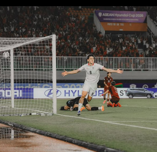 Mitchell Baker Cetak Gol