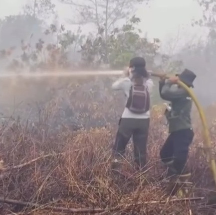 Sherina Munaf padamkan karhutla