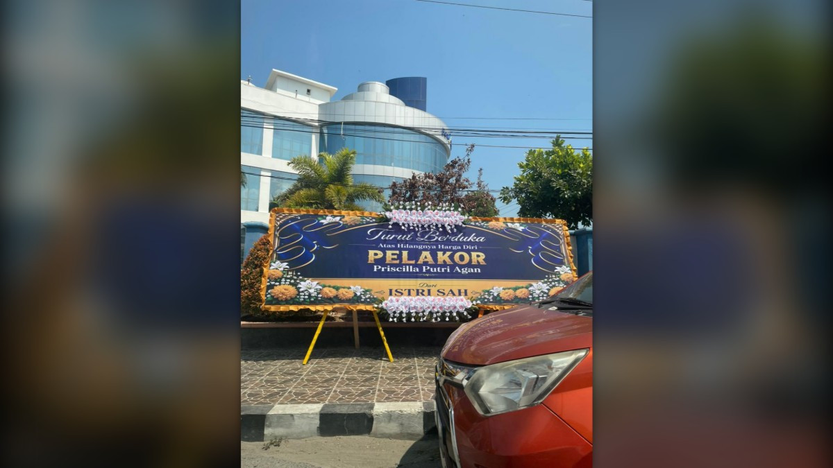 Polda Sulteng Karangan Bunga Pelakor