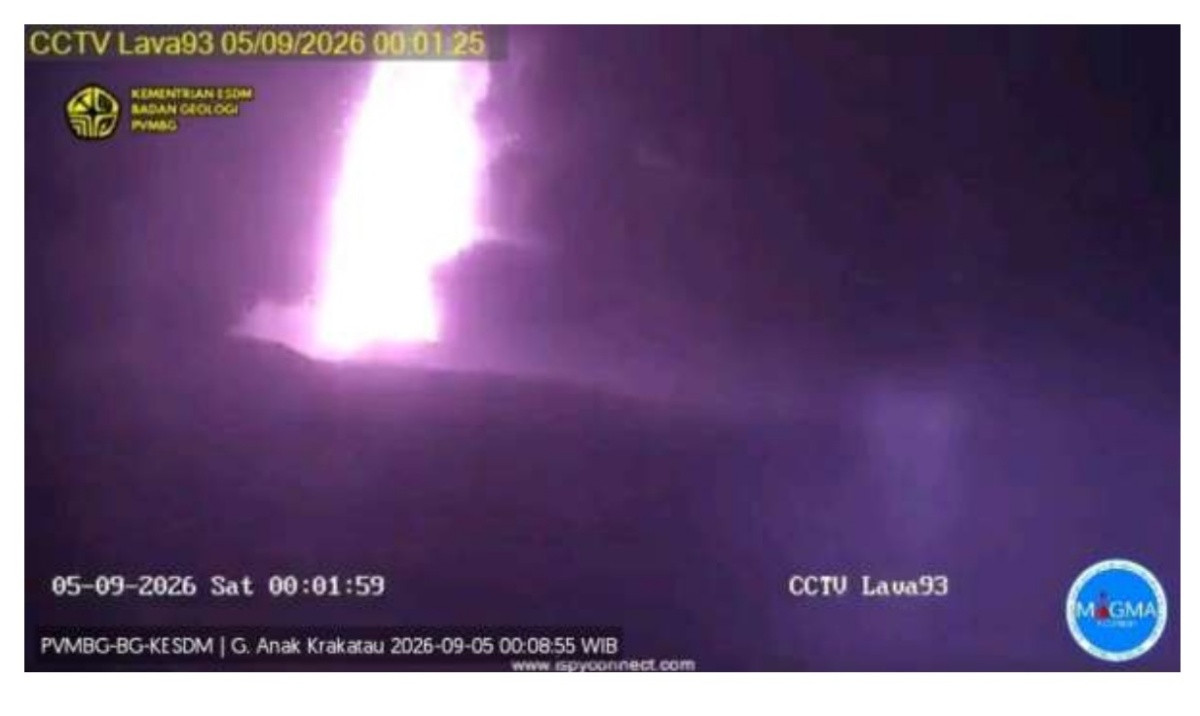 Anak Krakatau Erupsi Menerus