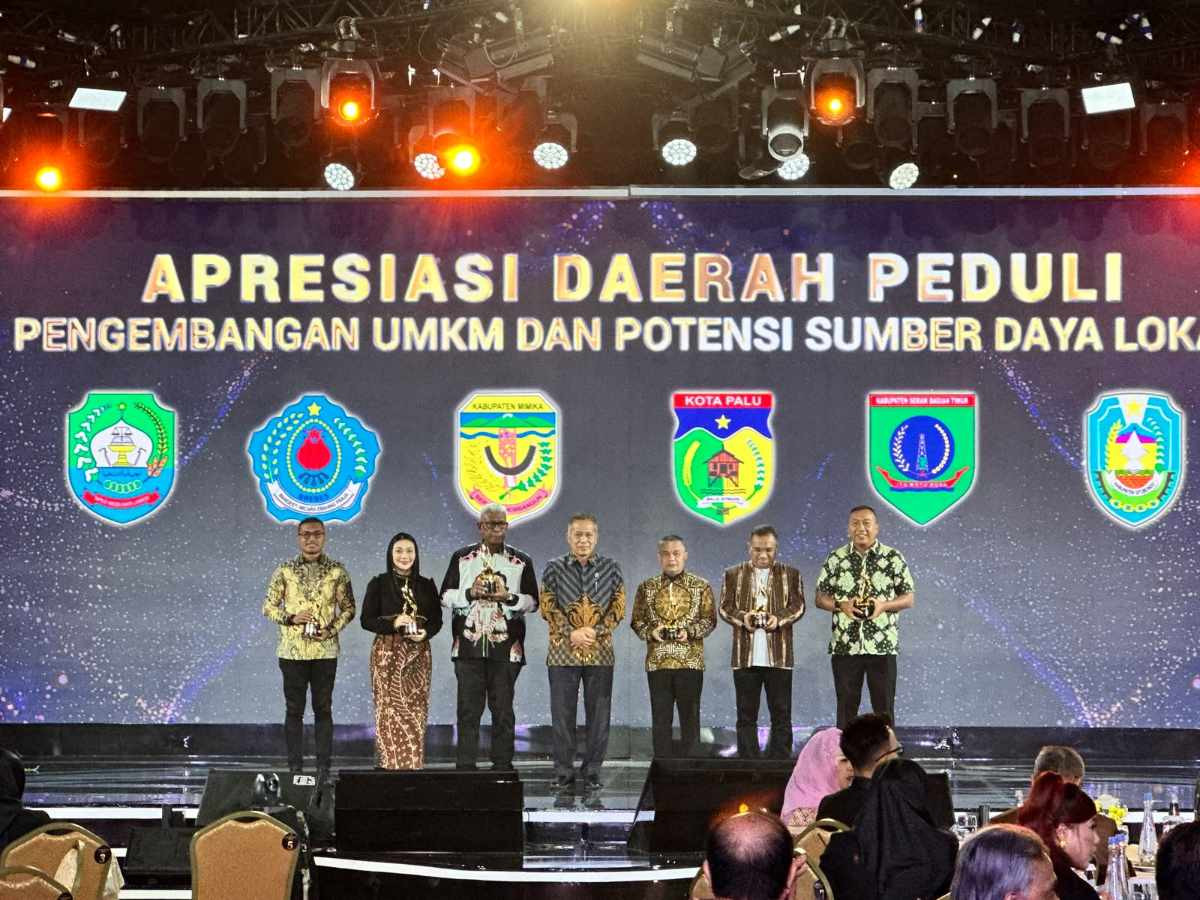 Wali Kota Palu Terima Penghargaan Kompas TV